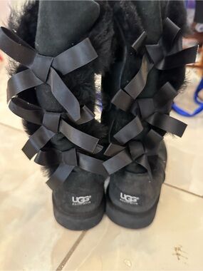 UGG Australia Black Shearling Bow-Back Short Boots size 6 vintage